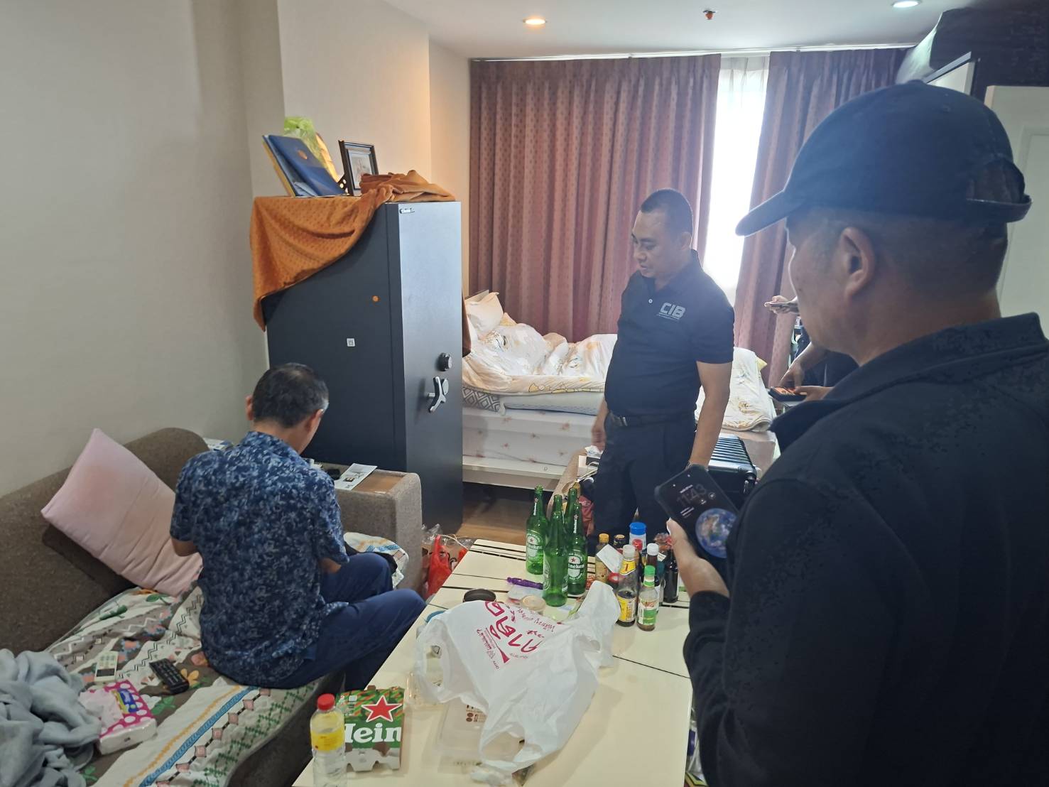 เจ้าหน้าที่จับกุม นำโดย พล.ต.ต. จรูญเกียรติ ปานแก้ว ควบคุมตัวนายประวิทย์ “เฮง” จารุรัตน์กุล วัย 62 ปี ภายในห้องคอนโดมิเนียมย่านบางซื่อ กรุงเทพฯ เมื่อวันพฤหัสบดี