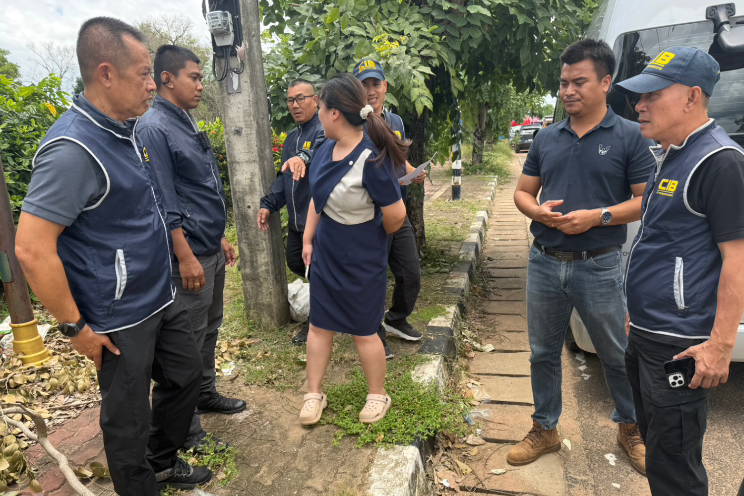 ตำรวจศรีสะเกษจับกุม น.ส.นวพร ปรือปรัง พนักงานองค์กรปกครองส่วนท้องถิ่นตองปิต ซึ่งมีส่วนเกี่ยวข้องกับแผนการทุจริตในอำเภอน้ำเกลี้ยง จังหวัดศรีสะเกษ เมื่อวันพฤหัสบดี