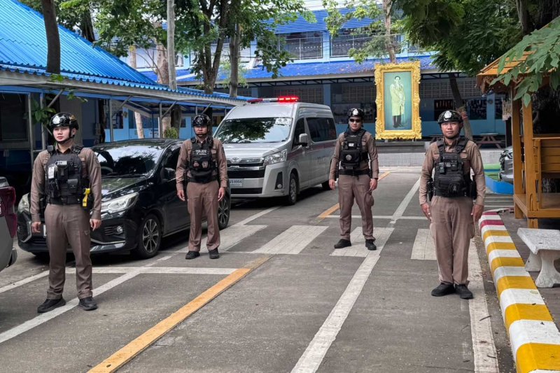 ตำรวจยืนรักษาความปลอดภัยบริเวณหน้าโรงเรียนอนุบาลราชบุรี อำเภอเมืองราชบุรี เมื่อวันพุธ (ภาพ: ตำรวจภูธรเมืองราชบุรี)