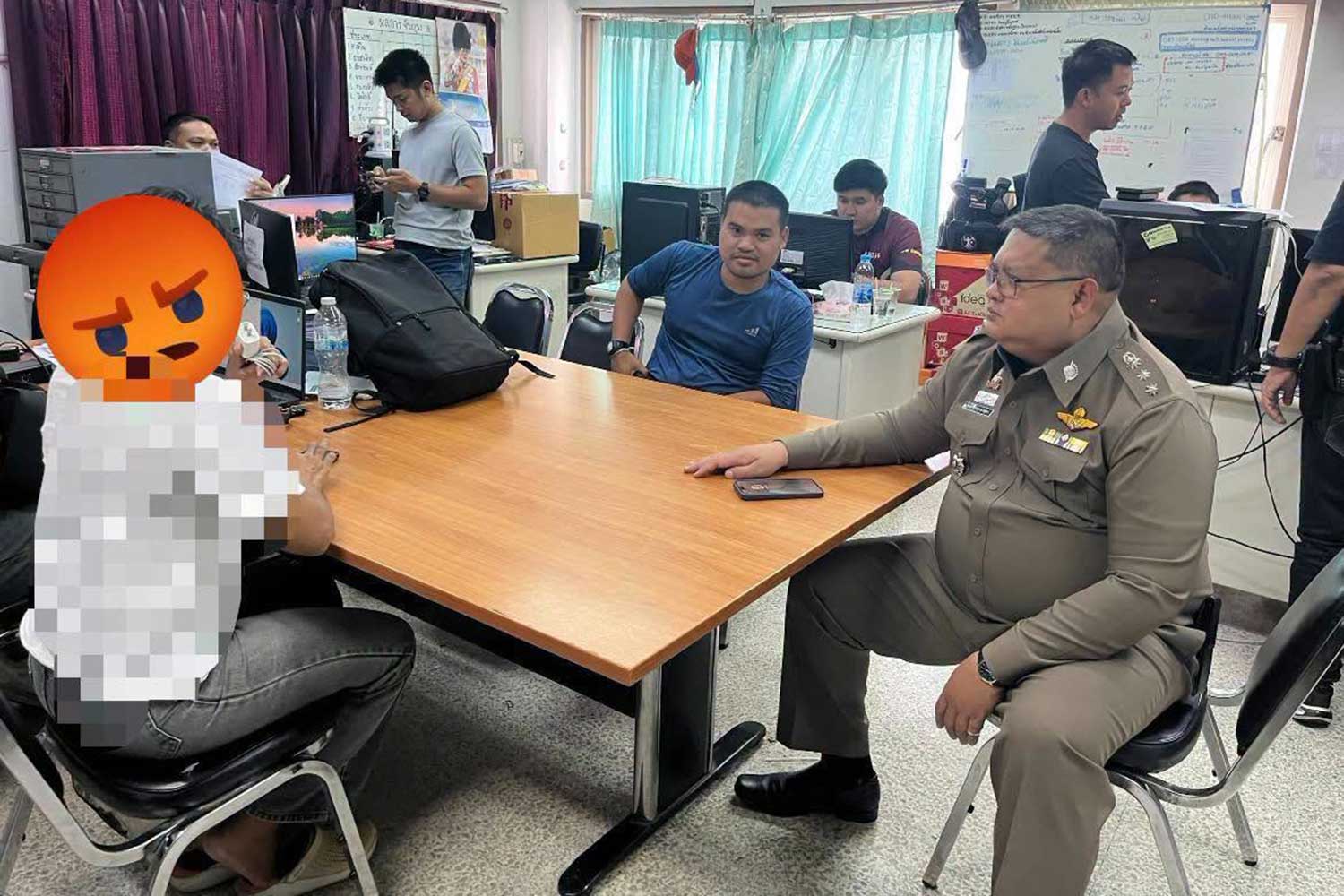 ตำรวจสอบปากคำหญิงสาวผู้ข่มขู่โรงเรียน ที่สถานีตำรวจภูธรเมืองราชบุรี จังหวัดราชบุรี เมื่อวันพุธ