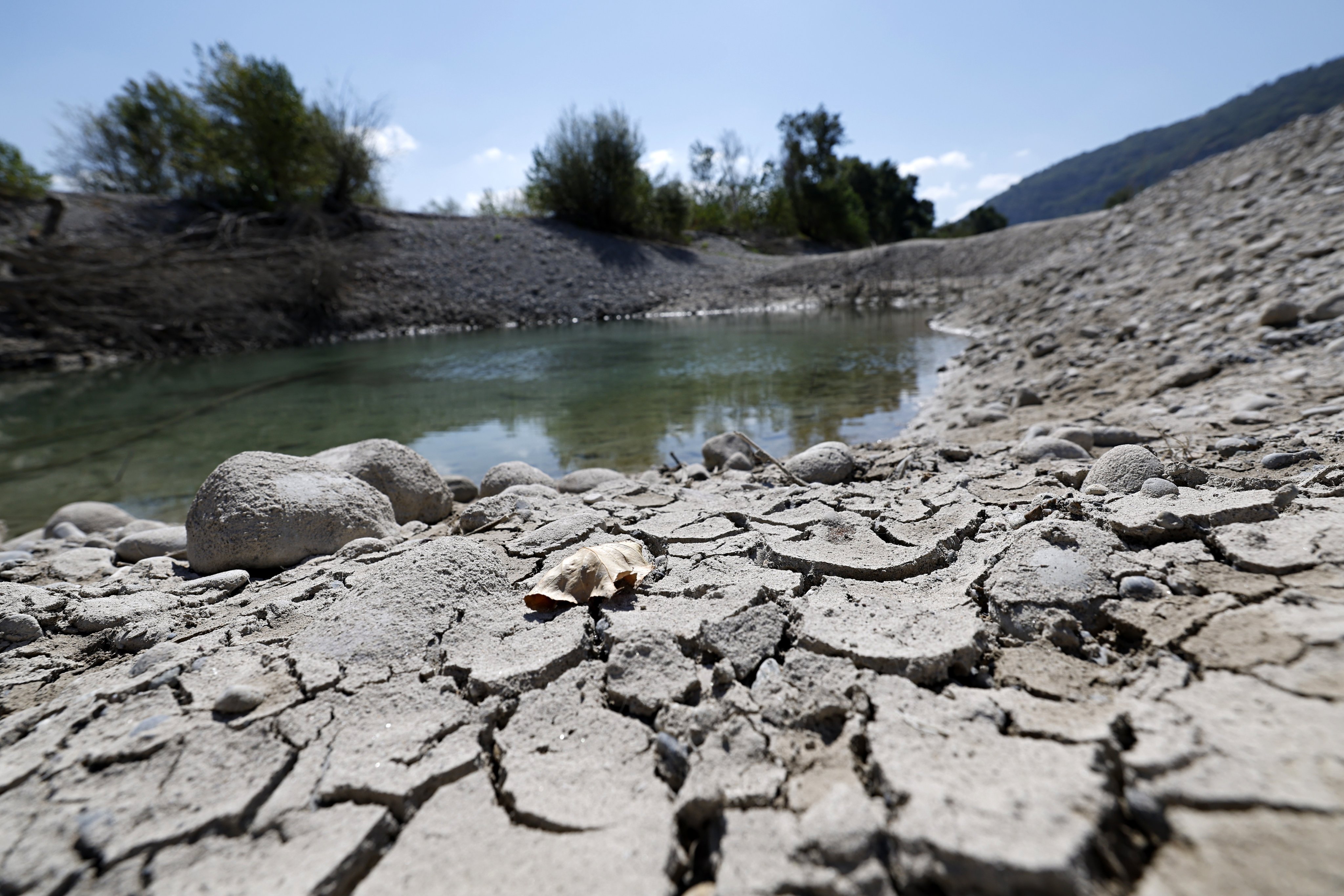 พื้นทะเลสาบ Lac du Broc ที่แห้งผากเนื่องจากภัยแล้งในเมืองเลอ บรอก ใกล้เมืองนีซ ทางตอนใต้ของฝรั่งเศส เมื่อวันพุธ ทางตอนใต้ของฝรั่งเศสกำลังเผชิญกับสภาพอากาศแห้งแล้งและภัยแล้ง