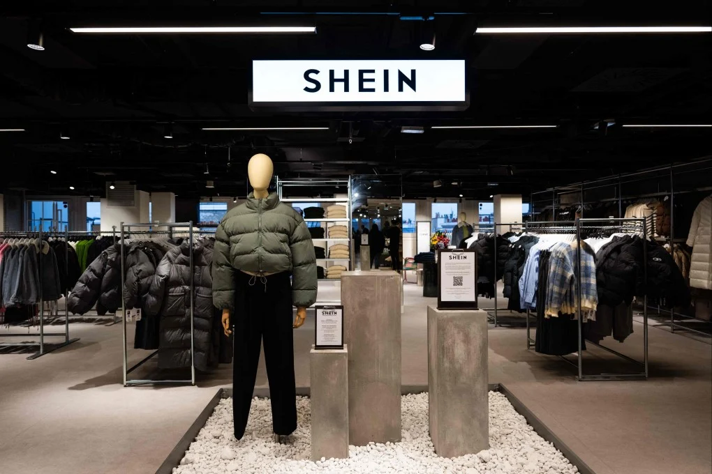 โลโก้ Shein ภายในบูธของร้านค้าในห้างสรรพสินค้า Bazar de l’Hotel de Ville (BHV) ในกรุงปารีส ประเทศฝรั่งเศส ภาพ: AFP