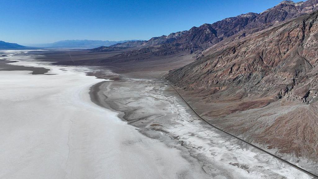 ภาพทิวทัศน์ Badwater Basin ทะเลเกลืออันน่าพิศวง จุดที่ต่ำที่สุดในอเมริกาเหนือระหว่างคลื่นความร้อนสูงจัดในอุทยานแห่งชาติเดธแวลลีย์ แคลิฟอร์เนีย สหรัฐอเมริกา เมื่อวันที่ 2 สิงหาคม 2026