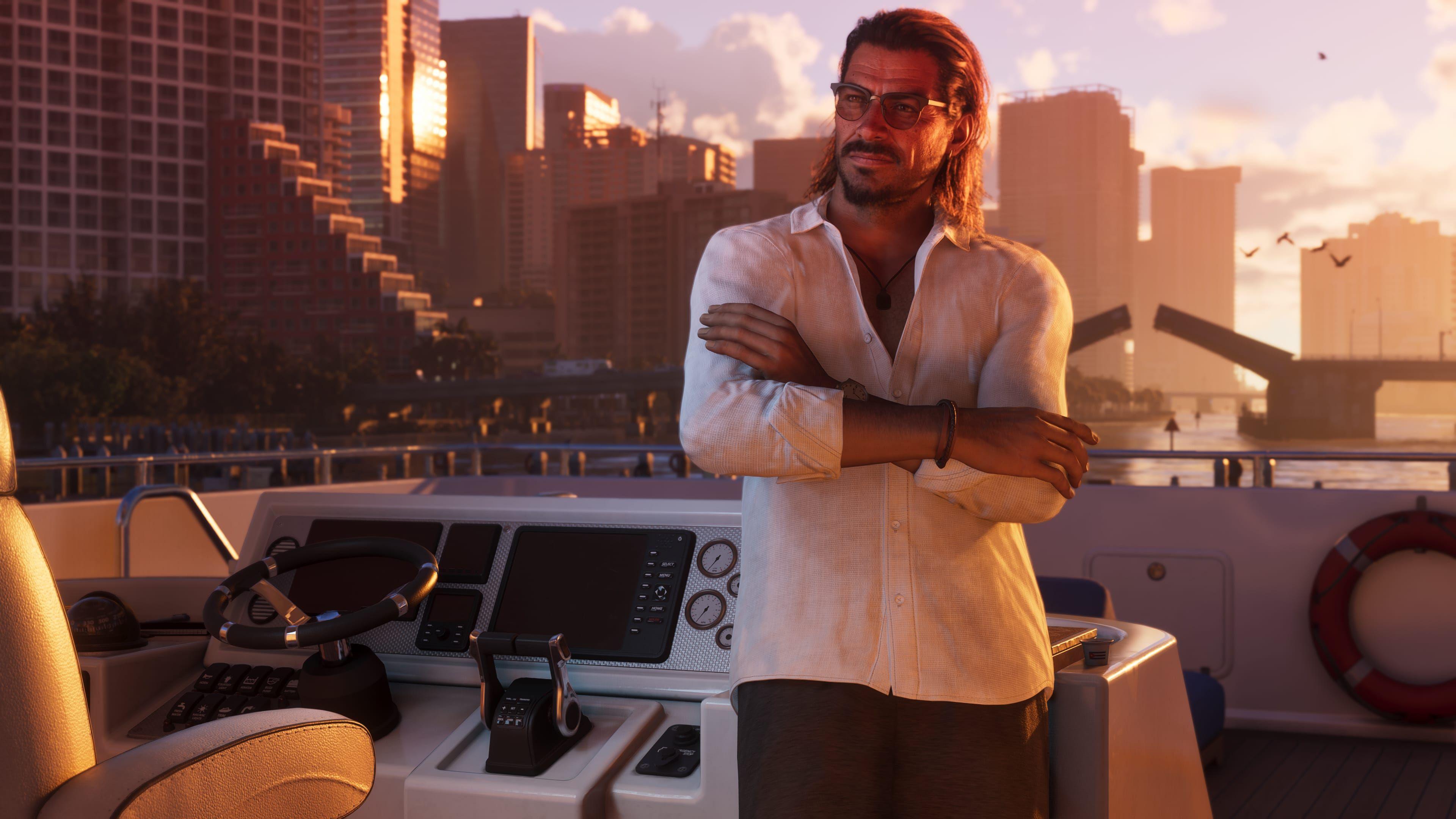 ตัวละครชายจาก GTA 6 สวมเสื้อเชิ้ตคอปกเปิด ผมหวีเรียบและแว่นกันแดด กำลังพิงแขนกับแผงควบคุมเรือยอชต์ขณะที่ล่องไปตามลำน้ำขนาบข้างด้วยตึกระฟ้า สะพานถนนเปิดออกในระยะไกลขณะที่แสงอรุณสีส้มสะท้อนจากกระจกด้านหน้าของอาคารสูง ภาพที่สร้างจากคอมพิวเตอร์ดูสมจริงอย่างน่าเชื่อถือ