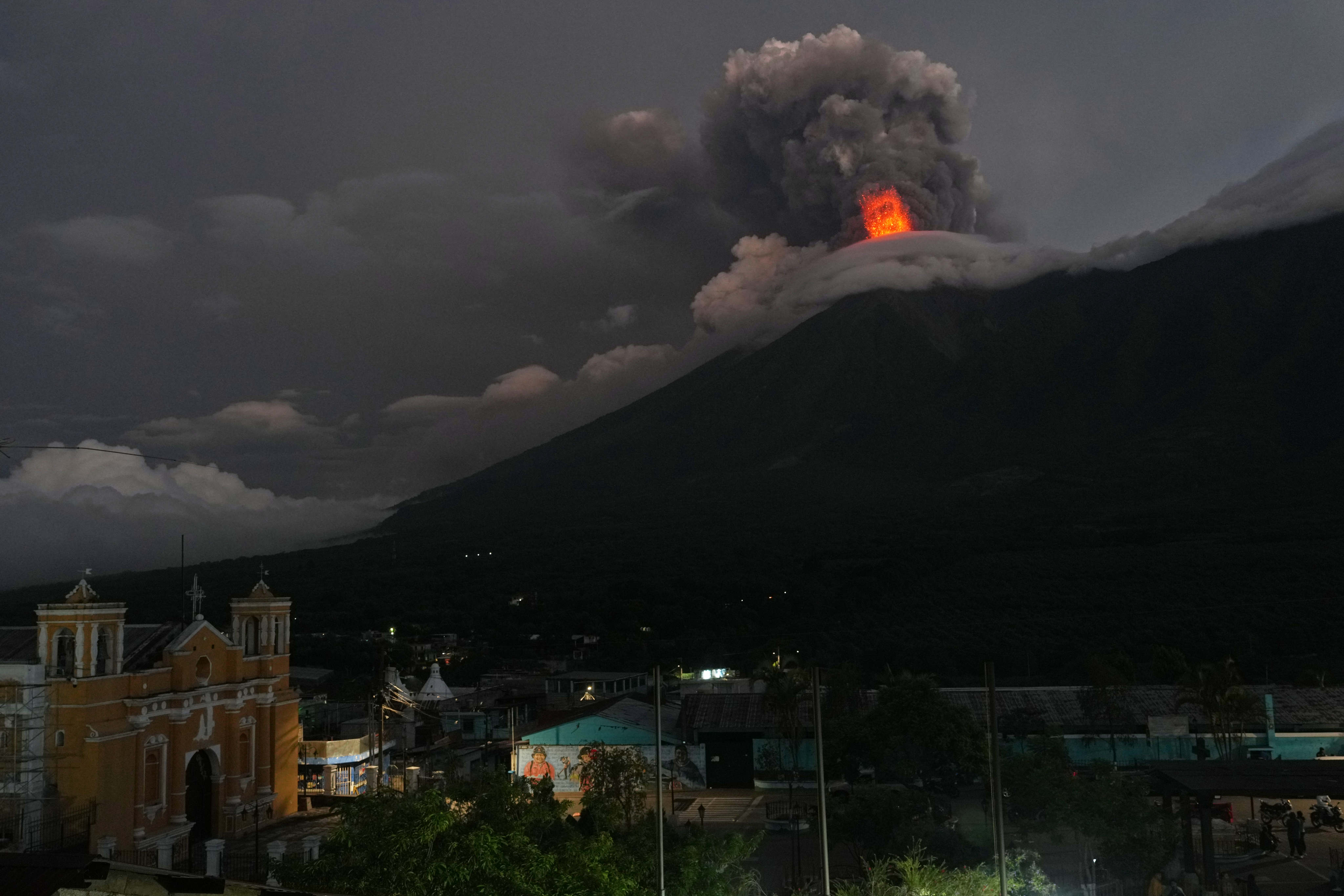 ภูเขาไฟฟูเอโก มองเห็นจากซานฮวน อาโลเตนังโก ภาพ: AP
