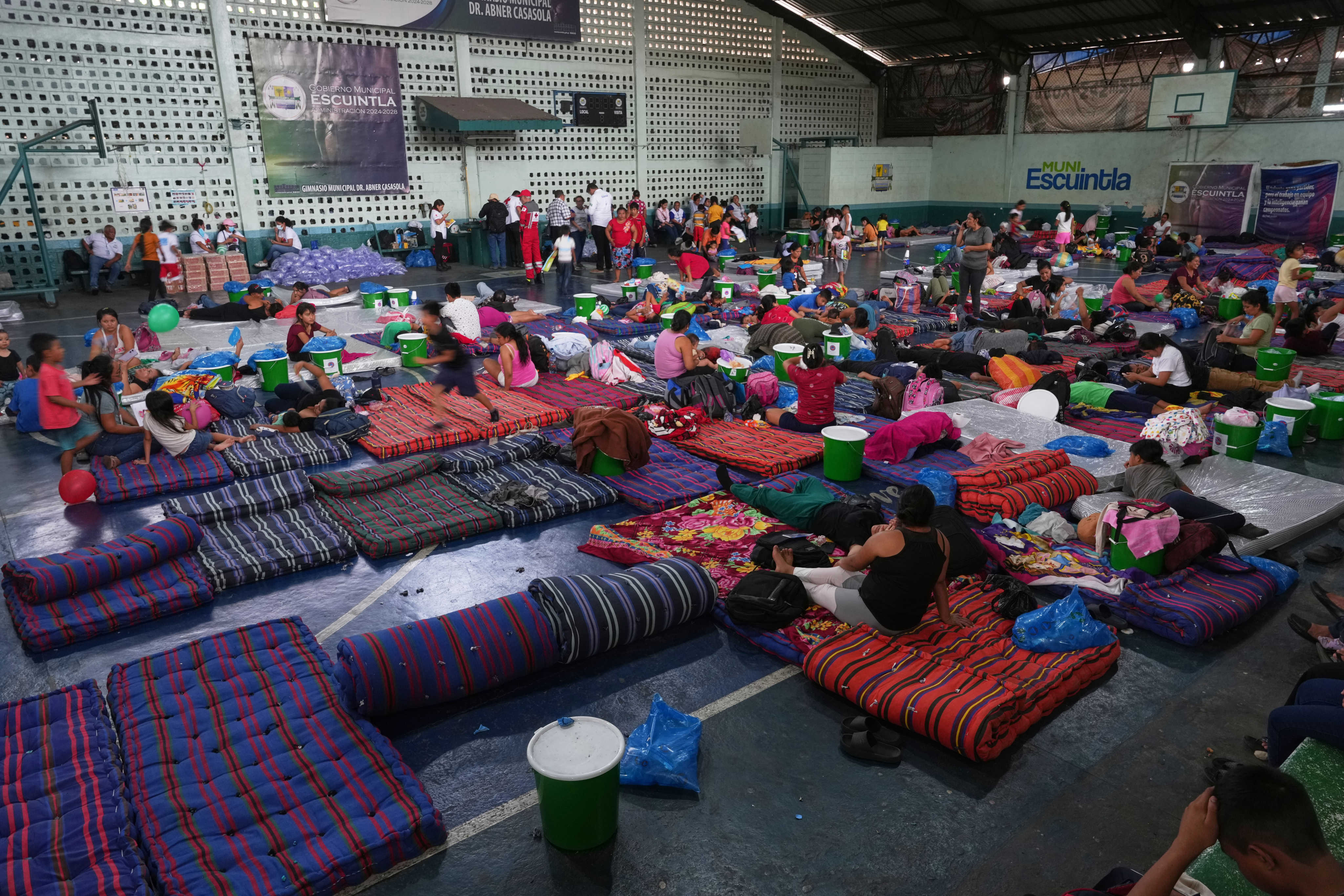ที่พักพิงชั่วคราวในเมืองเอสกินตลา ประเทศกัวเตมาลา ภาพ: AP