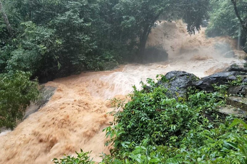 น้ำตกคลองแก้วในจังหวัดตราดถูกปิดชั่วคราว หลังฝนตกหนักทำให้น้ำในลำธารเพิ่มสูงขึ้น (ภาพ: จักรกฤษณ์ แววคล้ายหงษ์)