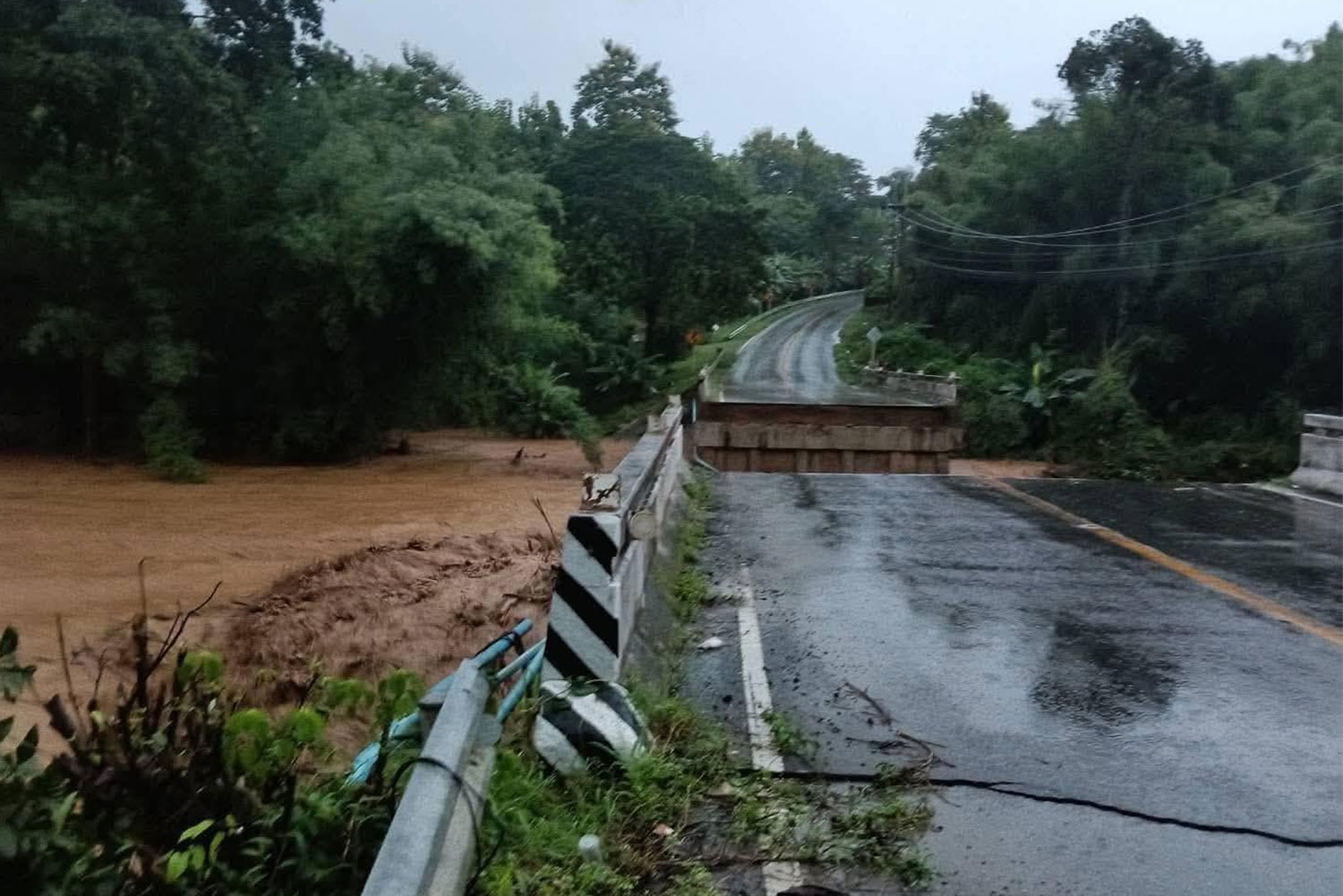 สะพานในอำเภอปัว จังหวัดน่านพังถล่มเนื่องจากฝนตกหนัก (ภาพ: สำนักงานป้องกันและบรรเทาสาธารณภัยจังหวัดน่าน)