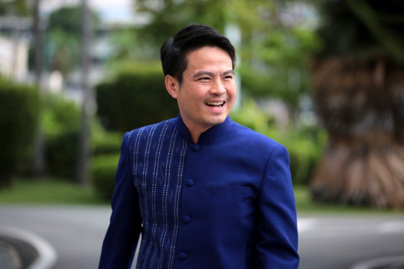 ภราดร ปริศนานันทกุล รัฐมนตรีประจำสำนักนายกรัฐมนตรีและรองประธานคณะกรรมาธิการพิจารณาร่างพระราชบัญญัติงบประมาณรายจ่ายประจำปี 2570 เดินทางมาถึงทำเนียบรัฐบาลเมื่อวันที่ 5 พฤษภาคม (ภาพจากแฟ้มภาพบางกอกโพสต์)