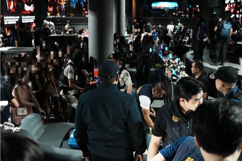 เจ้าหน้าที่บุกตรวจค้น 577 คลับ หรือที่รู้จักกันในชื่อ “ผับจีนห้วยขวาง” บนซอยธรณิน 3 เขตห้วยขวาง กรุงเทพฯ เมื่อวันเสาร์ (ภาพ: กรมการปกครอง)