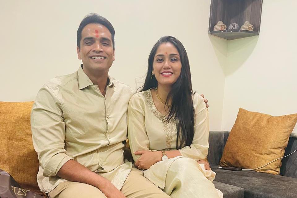 ทวิชา กับสามี สมาธ - ทั้งสองคนสวมเสื้อเชิ้ตและกางเกงสีเหลือง