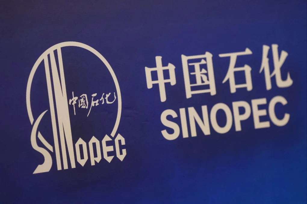 โลโก้ของ Sinopec เมื่อวันอังคารที่ผ่านมา มีผู้เสียชีวิต 3 รายจากเหตุเพลิงไหม้ที่ Amur Gas Chemical Complex ซึ่งเป็นกิจการร่วมค้าระหว่าง Sibur ของรัสเซียและ China Petroleum & Chemical Corporation (Sinopec) ภาพ: รอยเตอร์ส