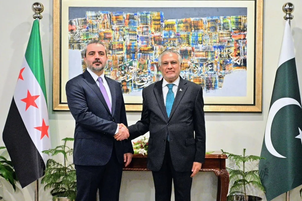 รัฐมนตรีต่างประเทศซีเรีย Asaad al-Shaibani (ซ้าย) จับมือกับ Ishaq Dar รัฐมนตรีต่างประเทศปากีสถาน ที่กรุงอิสลามาบัดเมื่อวันพฤหัสบดี ภาพ: กระทรวงการต่างประเทศปากีสถาน / AFP