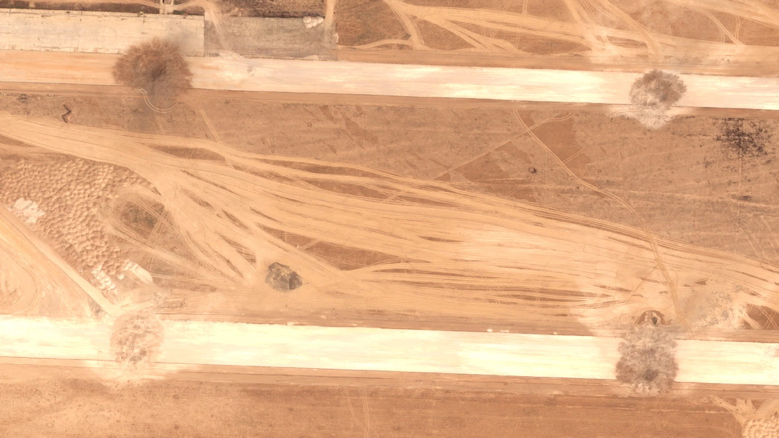 ภาพถ่ายดาวเทียมแสดงหลุมบนรันเวย์ของฐานทัพอากาศ Abu Al-Duhur ใกล้เมือง Aleppo ของซีเรีย หลังการโจมตีของอิสราเอลเมื่อวันอังคาร