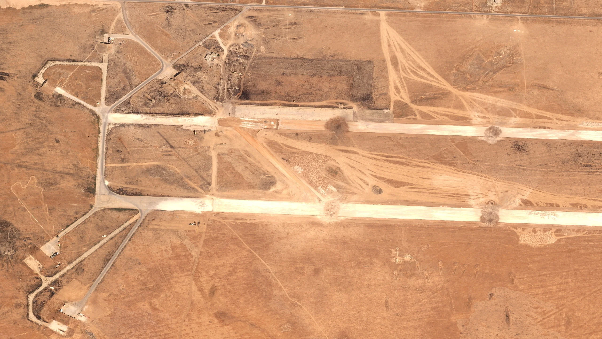 ภาพถ่ายดาวเทียมแสดงหลุมบนรันเวย์ของฐานทัพอากาศ Abu Al-Duhur ใกล้เมือง Aleppo ของซีเรีย หลังการโจมตีของอิสราเอลเมื่อวันอังคาร