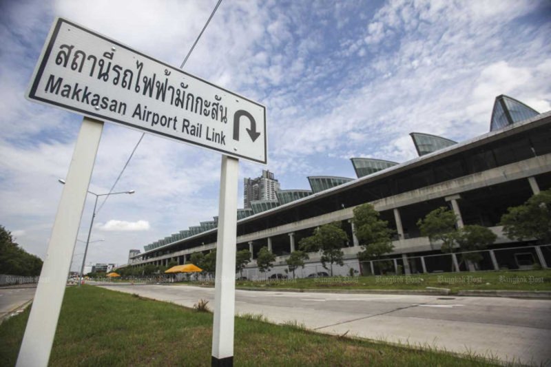 สถานีมักกะสันของรถไฟฟ้าแอร์พอร์ต เรล ลิงก์ ตั้งอยู่ริมถนนที่เปลี่ยวในปี 2014 (ภาพไฟล์: Bangkok Post)
