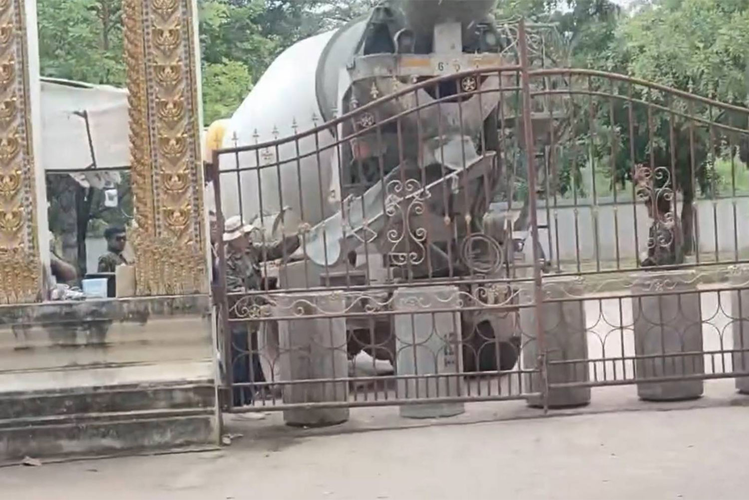 รถปูนและท่อถูกนำมาวางปิดกั้นทางเข้าทุกจุดของวัดเมื่อวันจันทร์ (ภาพ: จักรพันธ์ นาทันรี)