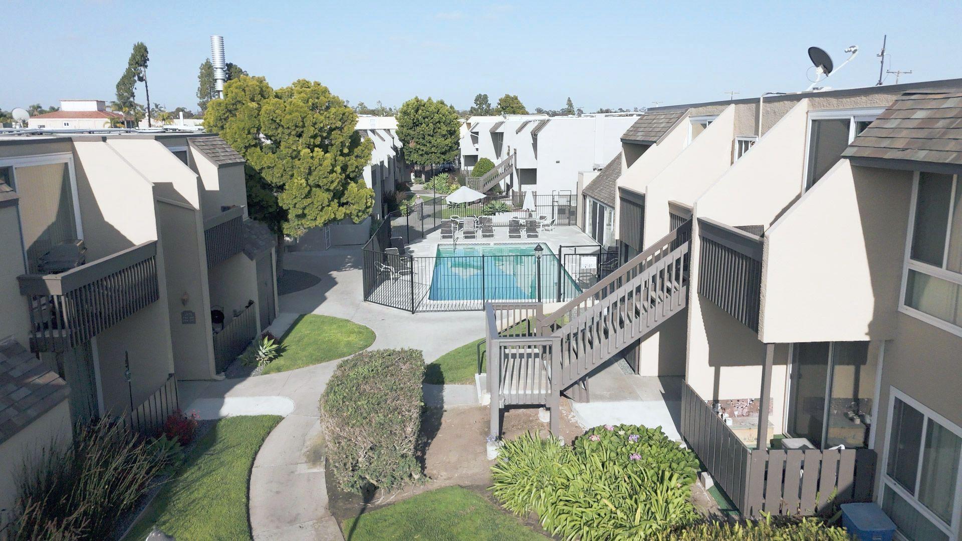 มุมมองของ Parkview Apartments ในซานดิเอโก มีสระว่ายน้ำอยู่กลางอาคาร