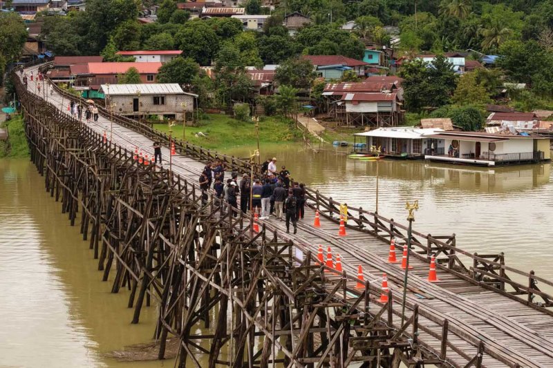 วิศวกรตรวจสอบสะพานมอญที่จังหวัดกาญจนบุรีเมื่อวันศุกร์