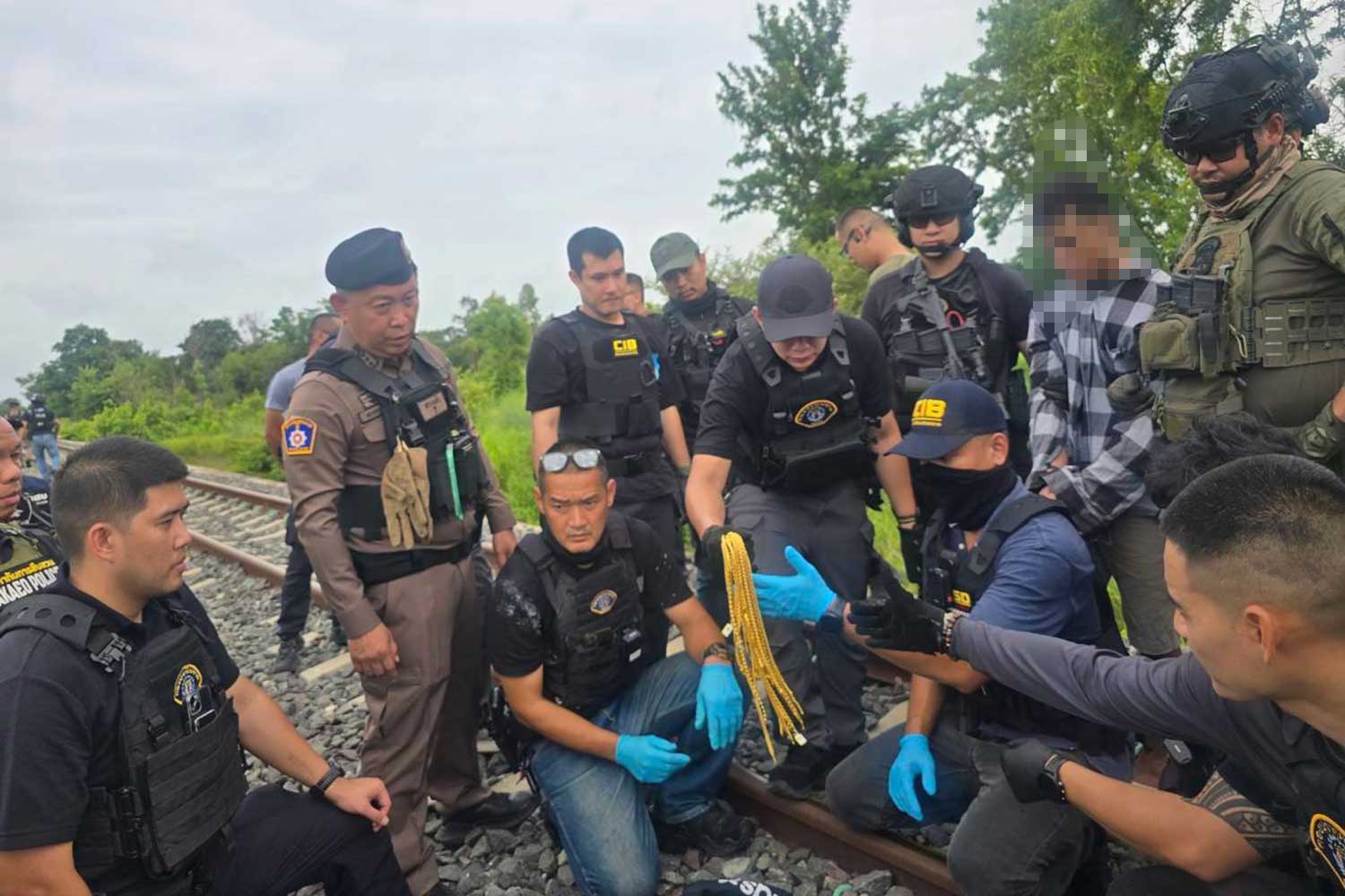 ตำรวจตรวจยึดสร้อยคอทองคำที่ถูกขโมยไป ซ่อนไว้ใกล้รางรถไฟในอำเภออรัญประเทศ จังหวัดสระแก้ว เมื่อวันอาทิตย์ (ภาพจากตำรวจ)