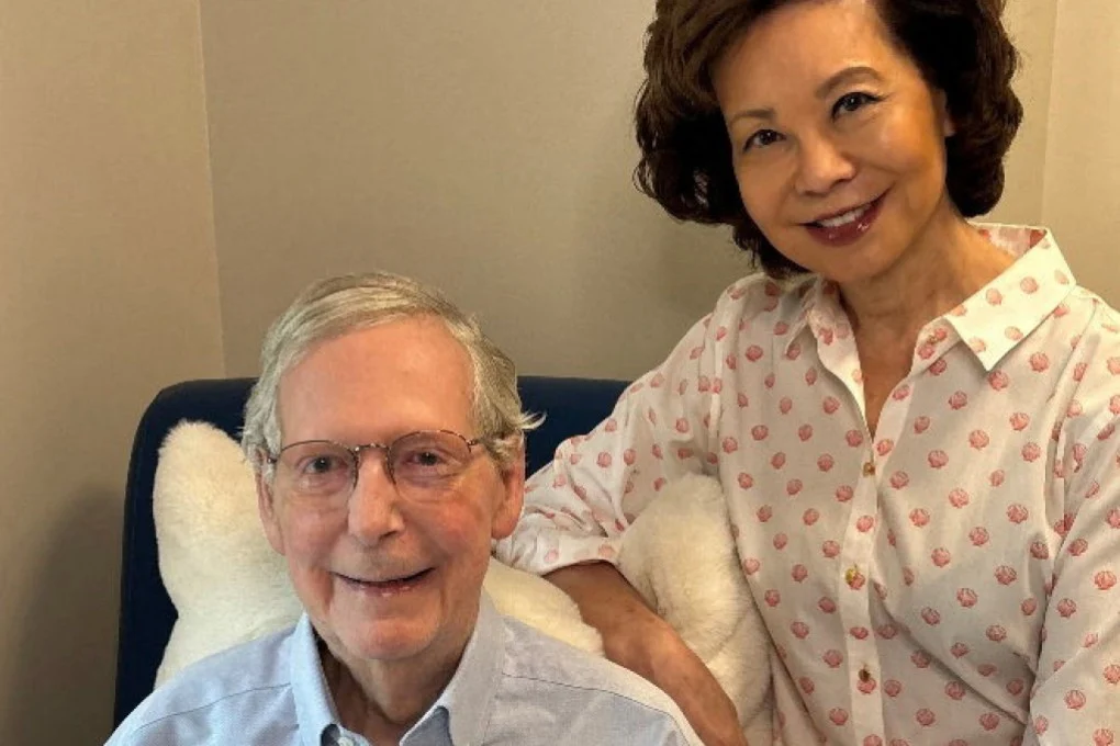 มิตช์ แมคคอนเนลล์ วุฒิสมาชิกสหรัฐฯ นั่งอยู่กับ เอเลน เชา อดีตรัฐมนตรีว่าการกระทรวงแรงงานสหรัฐฯ ผู้เป็นภริยา ในภาพถ่ายที่เผยแพร่โดยสำนักงานของเขาเมื่อเดือนกรกฎาคม