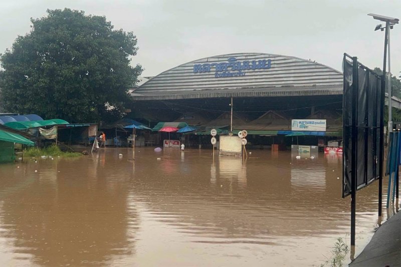 ตลาดริมเมย อำเภอแม่สอด จังหวัดตาก ถูกน้ำท่วมขังหลังแม่น้ำเมยล้นตลิ่งจากฝนตกหนักต่อเนื่อง ส่งผลให้น้ำไหลเข้าท่วมตลาดชายแดนและพื้นที่ใกล้เคียงเมื่อเช้าวันศุกร์ (ภาพ: สำนักงานประชาสัมพันธ์จังหวัดตาก)