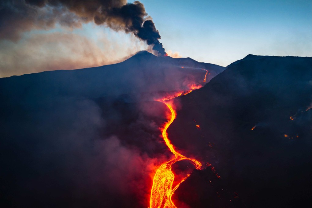 ควันพวยพุ่งและลาวาไหลออกจากภูเขาไฟเอตนาในซิซิลีเมื่อวันอังคาร ภาพ: Etna Walk ผ่าน AFP