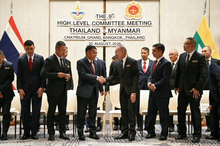 พลเอก อุกฤษฎ์ บุญตนันท์ (กลางขวา) ผู้บัญชาการทหารสูงสุดของไทย จับมือกับ พลเอก ยี วิน อู ผู้บัญชาการทหารบกเมียนมา หลังการหารือที่กรุงเทพฯ เมื่อวันพฤหัสบดี (ภาพ: AFP)