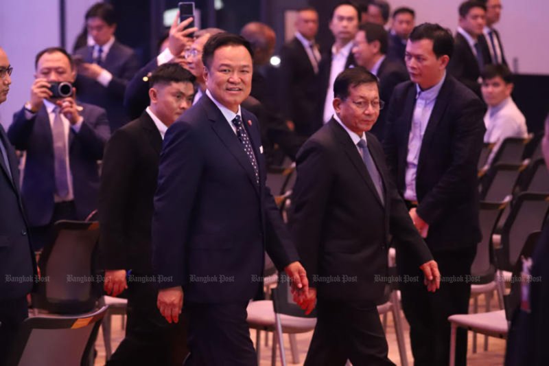 นายกรัฐมนตรีไทย อนุทิน ชาญวีรกูล และประธานาธิบดีเมียนมา มิน อ่อง หล่าย เดินทางมาถึงศูนย์การประชุมแห่งชาติสิริกิติ์ กรุงเทพฯ เพื่อเป็นประธานร่วมในพิธีเปิดการประชุมธุรกิจไทย-เมียนมา เมื่อวันพฤหัสบดี (ภาพ: วรุฒ หิรัญเทพ)