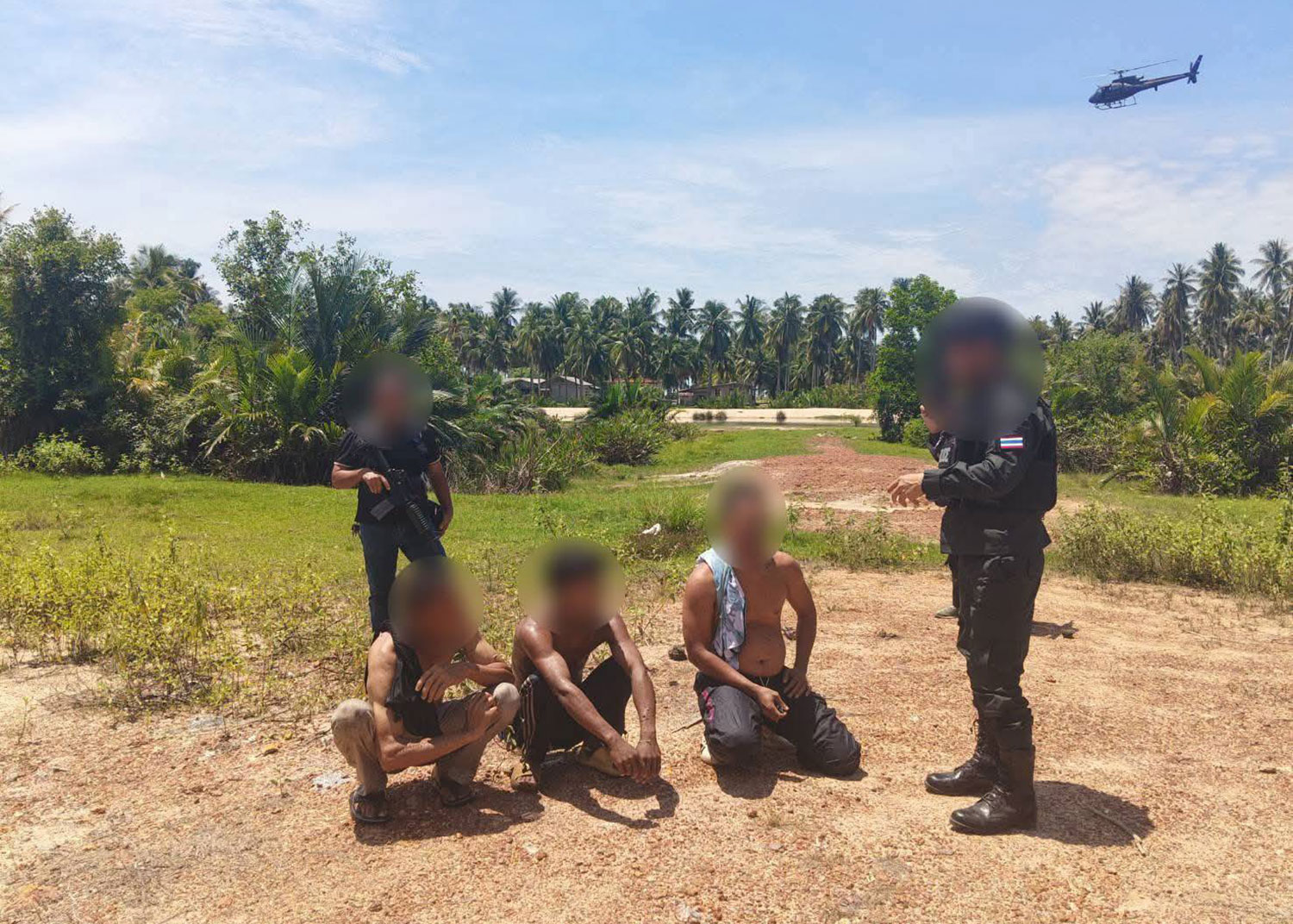 ชายสามคนซึ่งเชื่อว่าพักอยู่ที่กระท่อมใกล้จุดเกิดเหตุ ถูกเจ้าหน้าที่สอบสวนในอำเภอตากใบ จังหวัดนราธิวาส เมื่อวันอาทิตย์ ขณะที่เฮลิคอปเตอร์ทหารเข้าร่วมในการไล่ล่ามือปืนที่หลบหนี