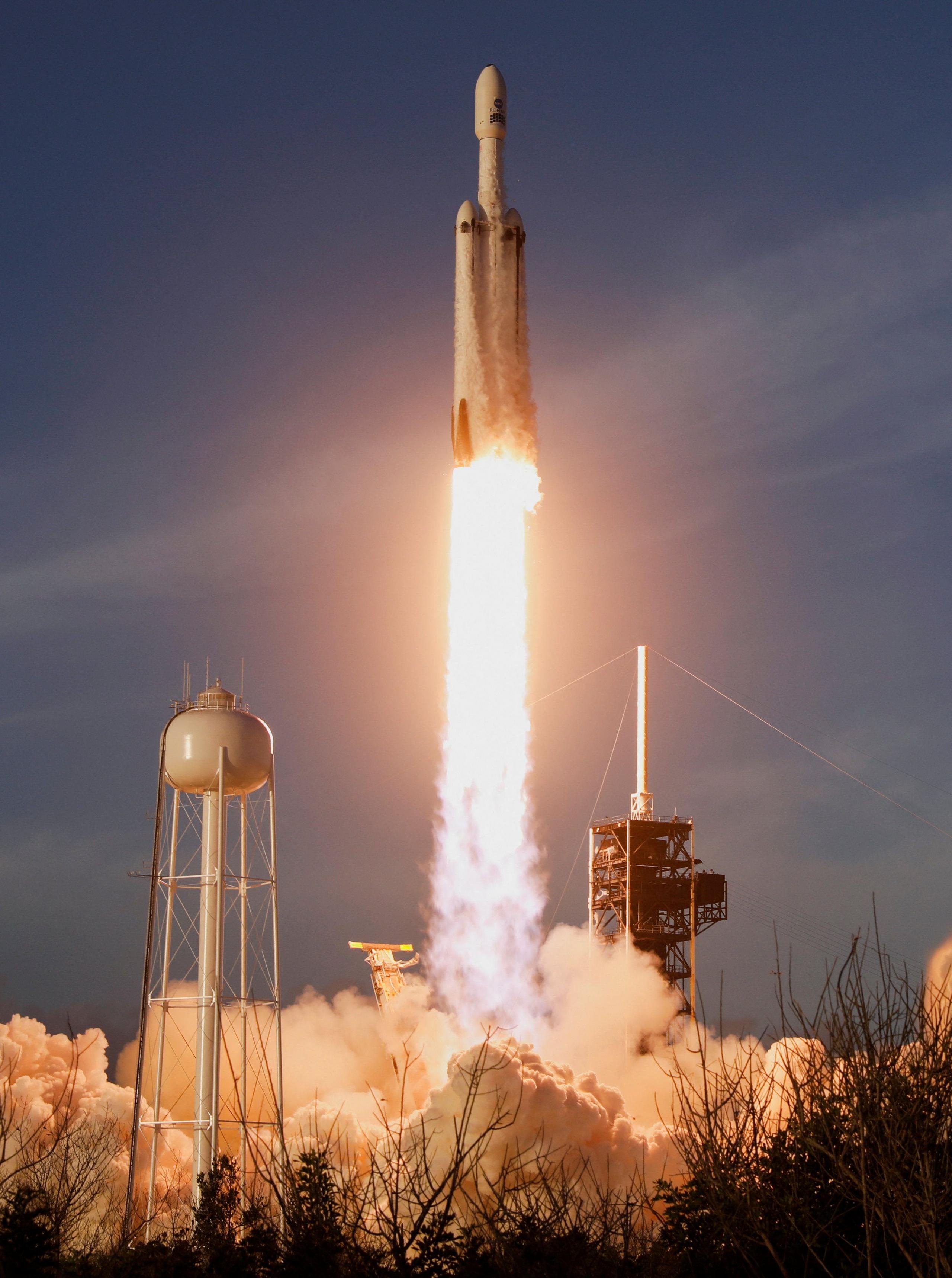 จรวด SpaceX Falcon Heavy ทะยานขึ้นสู่ท้องฟ้า