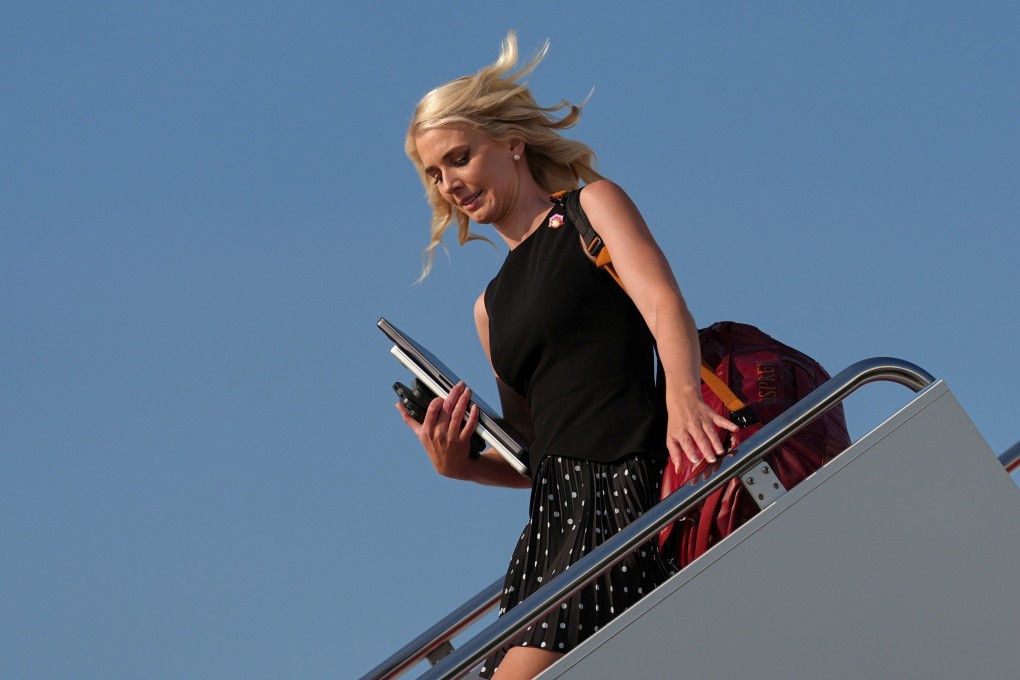 นาตาลี ฮาร์ป ผู้ช่วยทำเนียบขาว ลงจากเครื่องบิน Air Force One ที่ฐานทัพร่วมแอนดรูว์สเมื่อวันที่ 9 สิงหาคม ภาพ: AP
