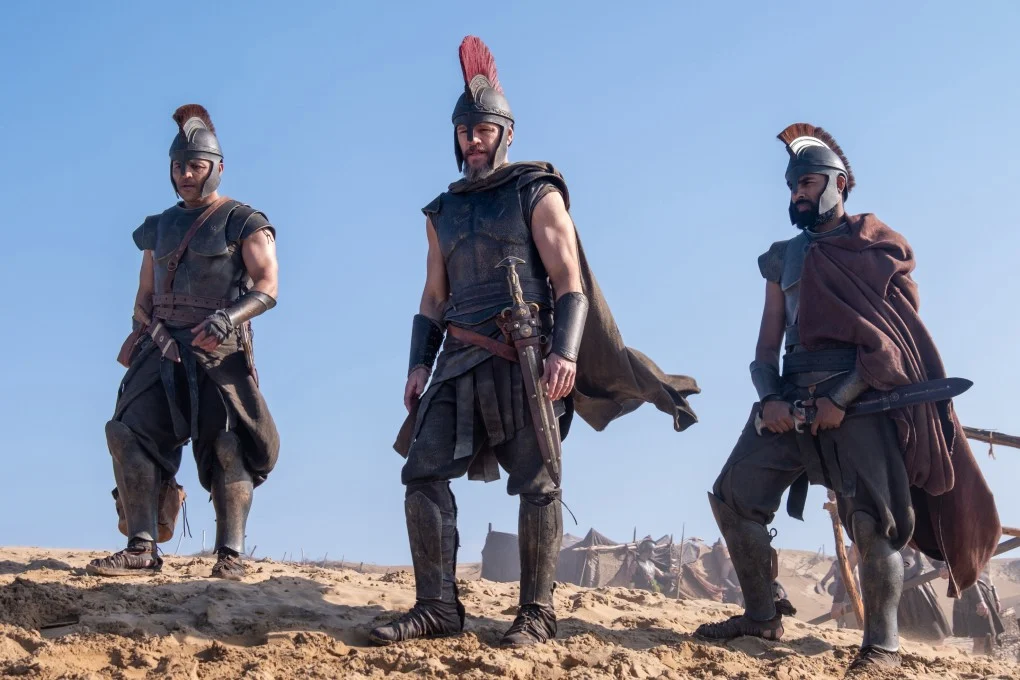 แมตต์ เดมอน รับบทเป็น โอดิสซีย์ (ตรงกลาง) ในฉากจากภาพยนตร์ The Odyssey