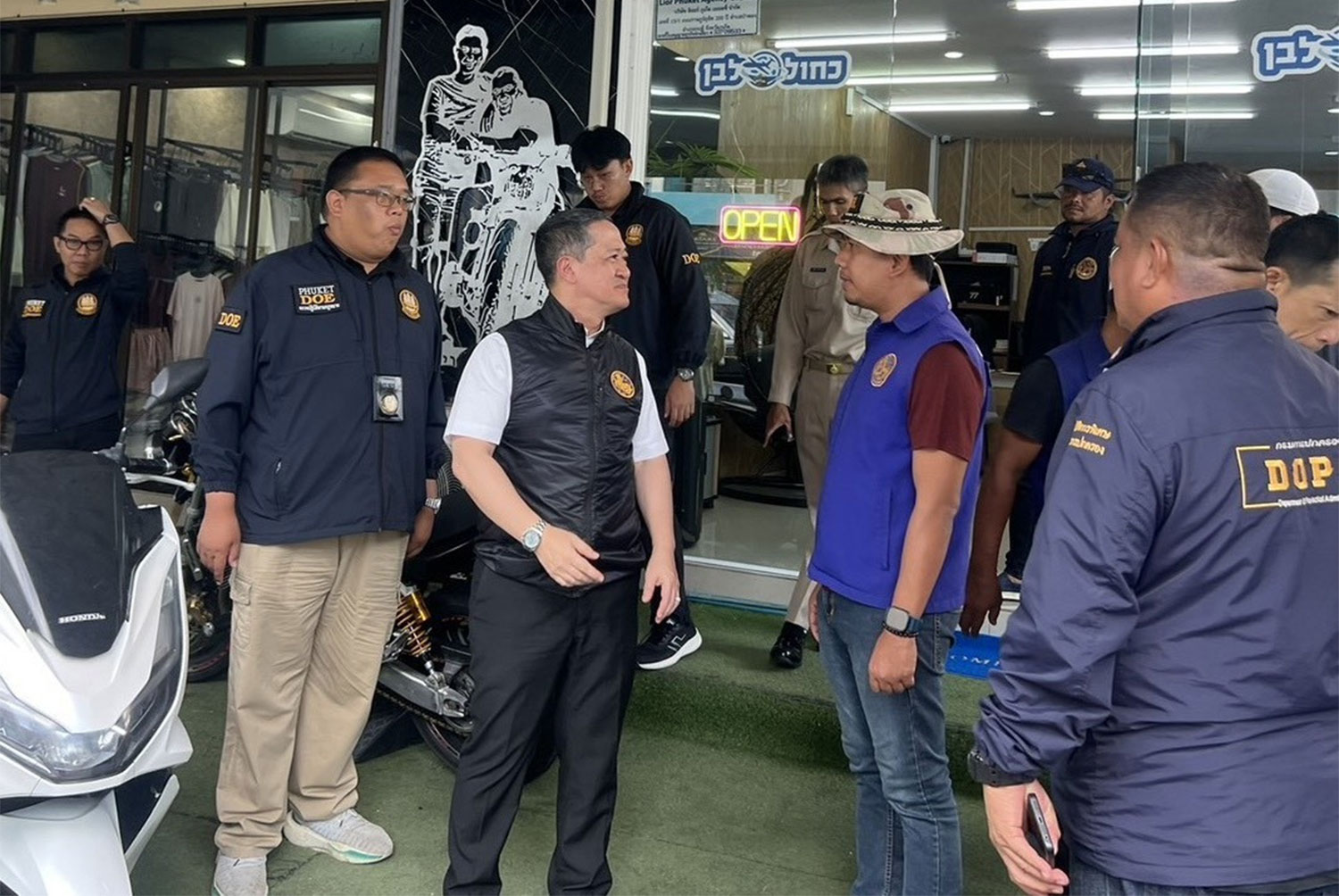 รองผู้ว่าฯ เขตรัฐ จันทร์ศิลป์ (กลาง) กำลังพูดคุยกับเจ้าหน้าที่ขณะตรวจสอบร้านค้าในป่าตอง เมื่อวันจันทร์ที่ผ่านมา