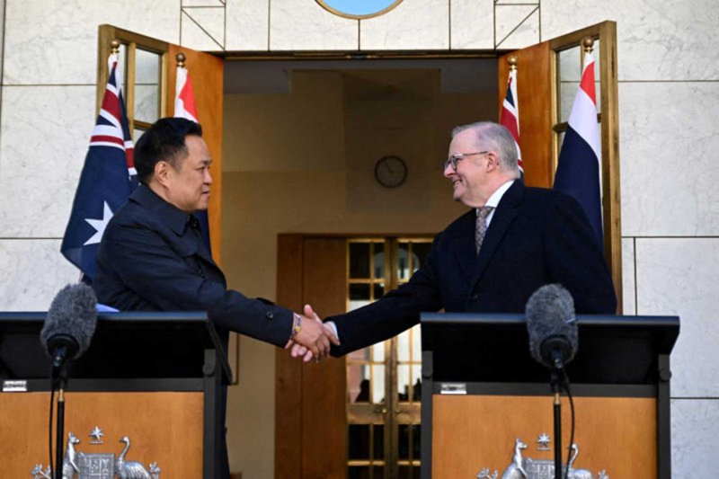 นายกรัฐมนตรีอนุทิน ชาญวีรกูล และนายกรัฐมนตรีออสเตรเลีย แอนโทนี อัลบานีส จับมือกันที่อาคารรัฐสภาในกรุงแคนเบอร์ราเมื่อวันพุธ