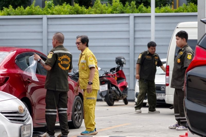 เจ้าหน้าที่ตำรวจและอาสาสมัคร ณ จุดเกิดเหตุเมื่อวันอาทิตย์ (ภาพ: มูลนิธิร่วมกตัญญู)