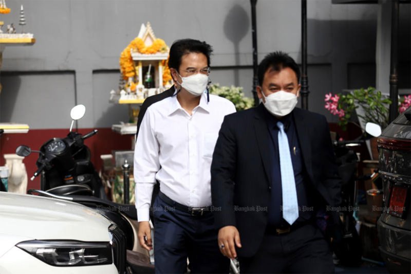 อดีตรองหัวหน้าพรรคประชาธิปัตย์ ปริญญ์ พานิชภักดิ์ เดินทางถึงสถานีตำรวจนครบาลห้วยขวาง กรุงเทพฯ เมื่อวันที่ 5 พฤษภาคม 2565 เพื่อรับทราบข้อหาคดีล่วงละเมิดทางเพศ (ภาพ: Bangkok Post)