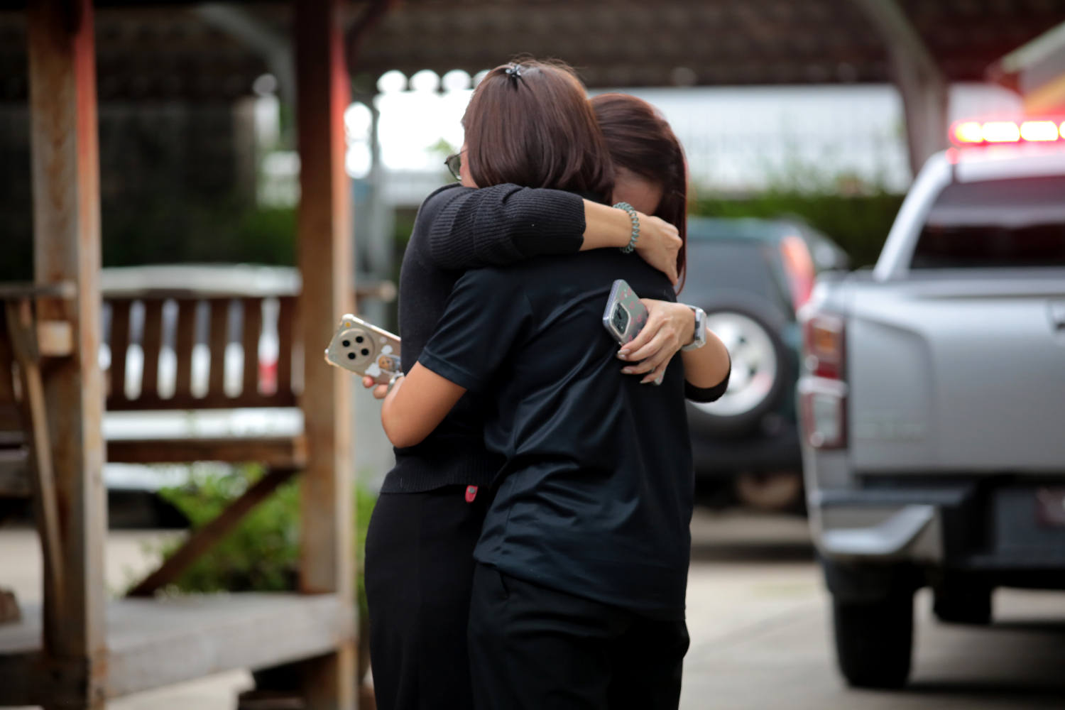 เจ้าหน้าที่สองคนของโรงเรียนเทพศิรินทร์ นนทบุรี กอดกันในขณะที่พวกเขาร่ำไห้ต่อความสูญเสียเมื่อวันที่ 7 ส.ค.