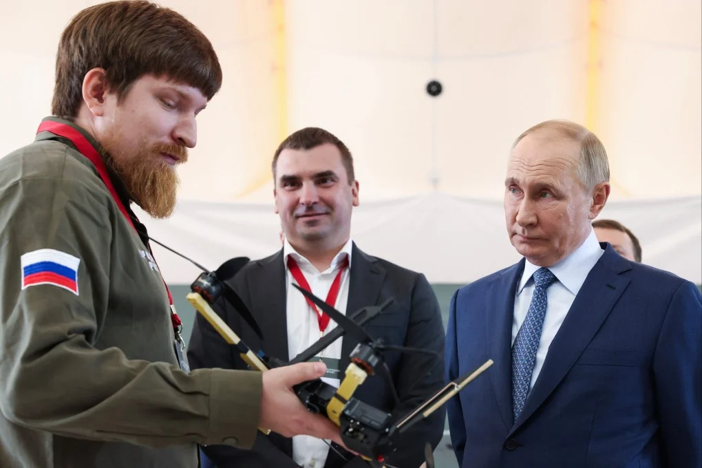 วลาดิเมียร์ ทคาชุก หัวหน้าโรงงาน Uraldronzavod กำลังพูดคุยกับประธานาธิบดีรัสเซีย วลาดิเมียร์ ปูติน ในปี 2024 ภาพ: Sputnik ผ่าน AP