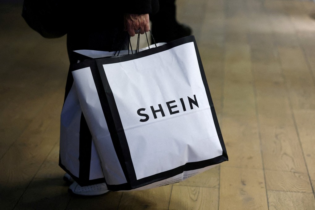ลูกค้ากำลังถือถุงช้อปปิ้งของ Shein ภาพ: Reuters