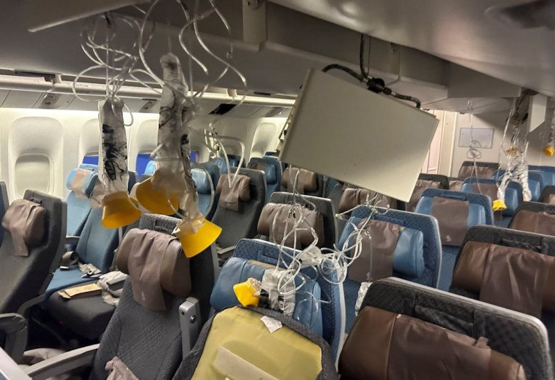ภาพภายในห้องโดยสารของเครื่องบินโบอิ้ง 777-300ER ของสิงคโปร์แอร์ไลน์ที่ได้รับความเสียหาย หลังเผชิญหลุมอากาศรุนแรงเหนือน่านฟ้าประเทศไทย และลงจอดฉุกเฉินที่สนามบินสุวรรณภูมิเมื่อวันที่ 21 พฤษภาคม 2024