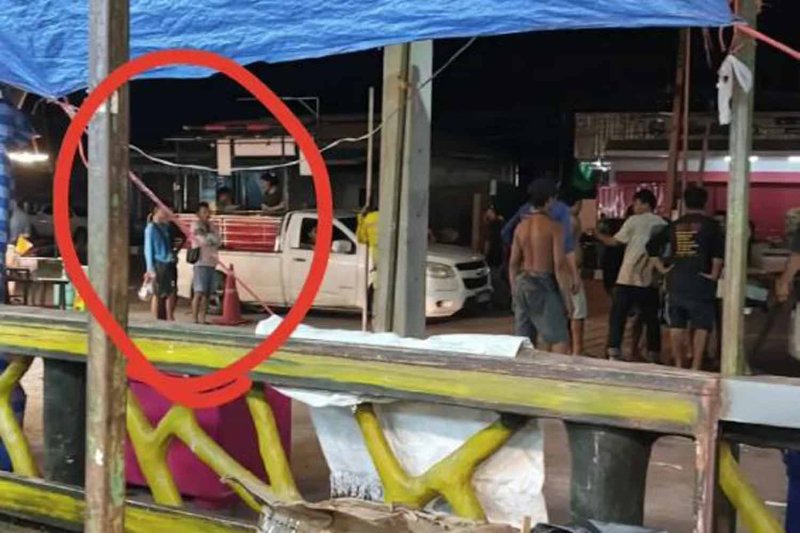 ผู้ต้องสงสัยสองคน (วงกลม) ถูกพบเห็นในที่เกิดเหตุก่อนการโจมตีในอำเภอด่านขุนทด จังหวัดนครราชสีมา เมื่อคืนวันพุธ (ภาพจากแหล่งข่าว)