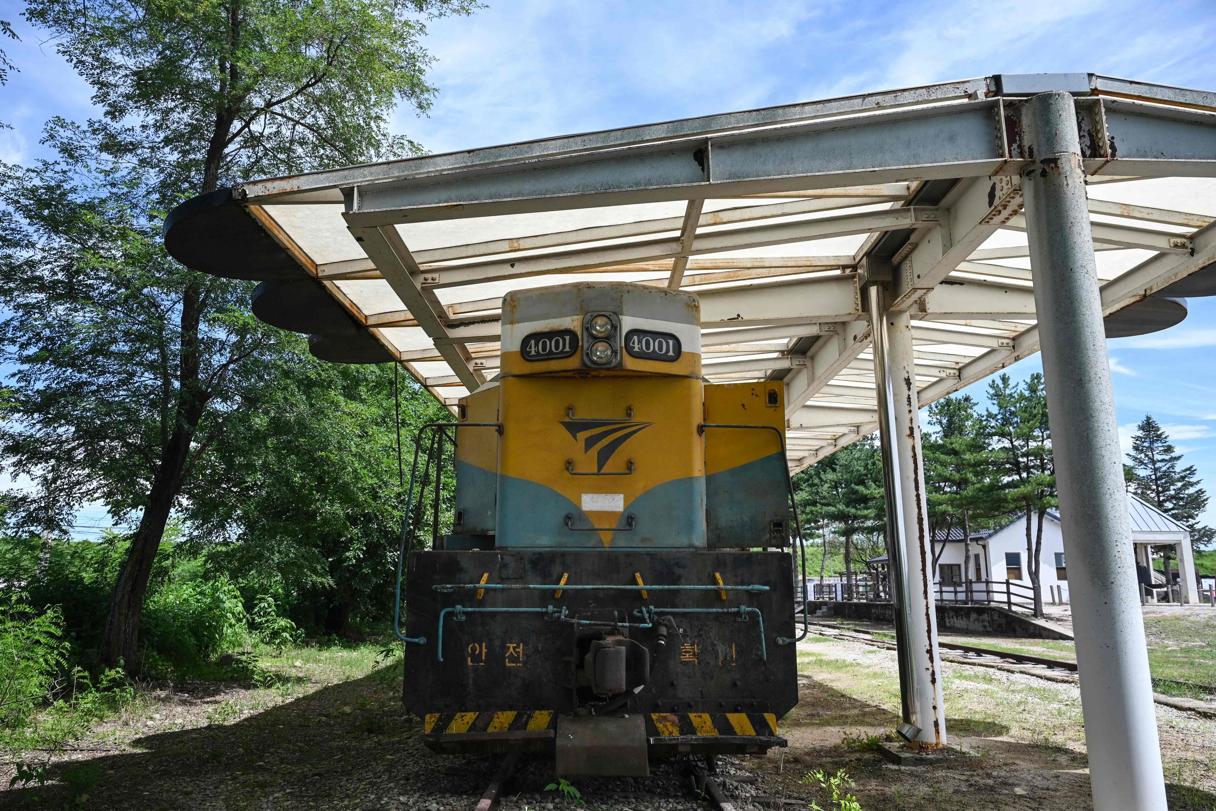 หัวรถจักรที่สถานี Woljeong-ri ในเมืองชอร์วอน ประเทศเกาหลีใต้ ใกล้เขตปลอดทหารที่แยกเกาหลีเหนือและเกาหลีใต้ในเดือนสิงหาคม กรุงโซลมีแผนที่จะเชื่อมต่อสถานีนี้กับเกาหลีเหนืออีกครั้งเพื่อผลักดันสันติภาพ