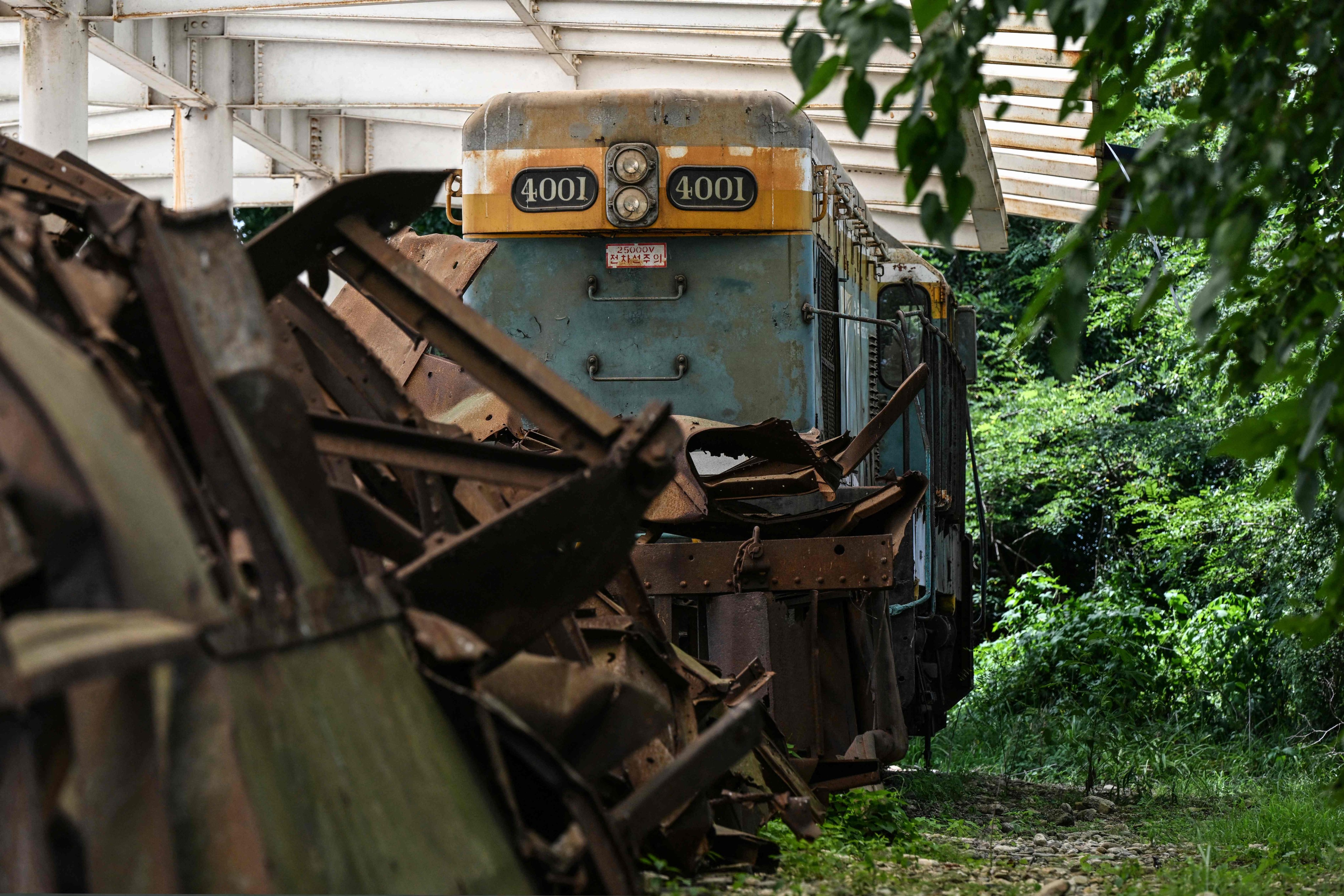 หัวรถจักรอยู่ด้านหลังตู้รถไฟที่ถูกไฟไหม้ที่สถานี Woljeong-ri ในเดือนสิงหาคม สถานีนี้ถูกทำลายในช่วงสงครามเกาหลีปี 1950-53 และถูกสร้างขึ้นใหม่ในที่ตั้งปัจจุบันที่เมืองชอร์วอนในปี 1988