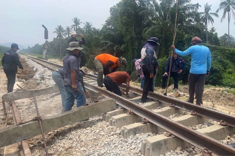 เจ้าหน้าที่การรถไฟกำลังซ่อมแซมรางรถไฟที่เสียหายจากเหตุระเบิดในจังหวัดนราธิวาสเมื่อวันจันทร์ (ภาพ: การรถไฟแห่งประเทศไทย)