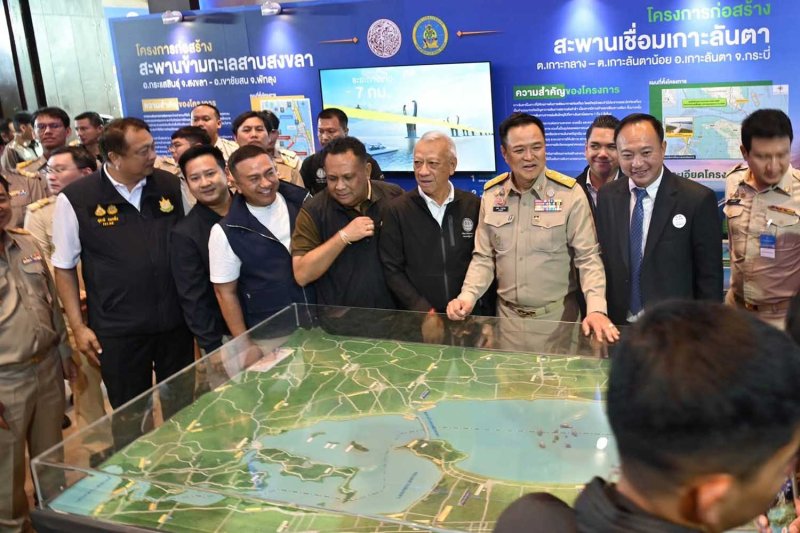 นายกรัฐมนตรีอนุทิน ชาญวีรกูล (ที่สามจากขวา) ยืนอยู่หน้าแบบจำลองสะพานข้ามทะเลสาบสงขลาแห่งใหม่ ณ จังหวัดสงขลา เมื่อวันจันทร์ ภาพ: กรมทางหลวงชนบท