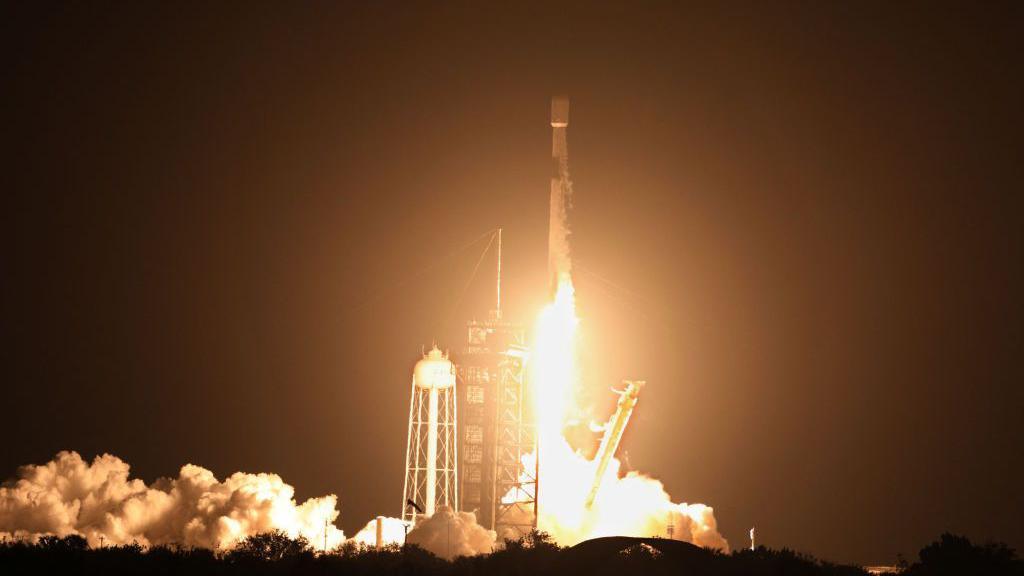 ภาพถ่ายจรวด Space X Falcon 9 ทะยานขึ้นจากเคปคานาเวอรัล รัฐฟลอริดา เมื่อวันที่ 15 มกราคม 2025 โดยมีเปลวไฟจากจรวดพุ่งออกมาที่ฐานขณะทะยานขึ้นสู่ท้องฟ้า
