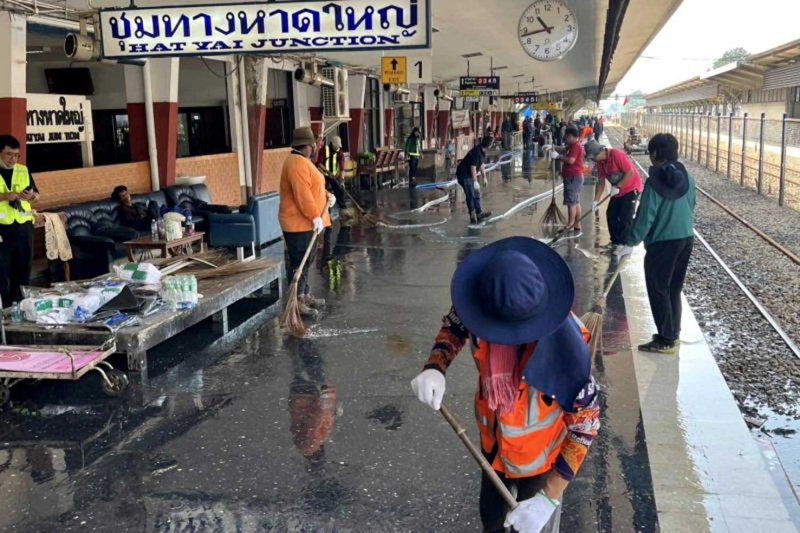 คนงานทำความสะอาดสถานีชุมทางหาดใหญ่ จ.สงขลา หลังน้ำท่วมเมื่อเดือนธันวาคมปีที่แล้ว