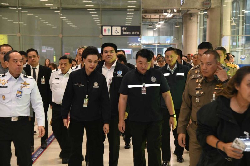 รองนายกรัฐมนตรี สุภาชี สุทัมพันธ์ (ที่สองจากซ้าย) ณ ท่าอากาศยานสุวรรณภูมิ เมื่อวันอังคาร (ภาพ: ท่าอากาศยานสุวรรณภูมิ)