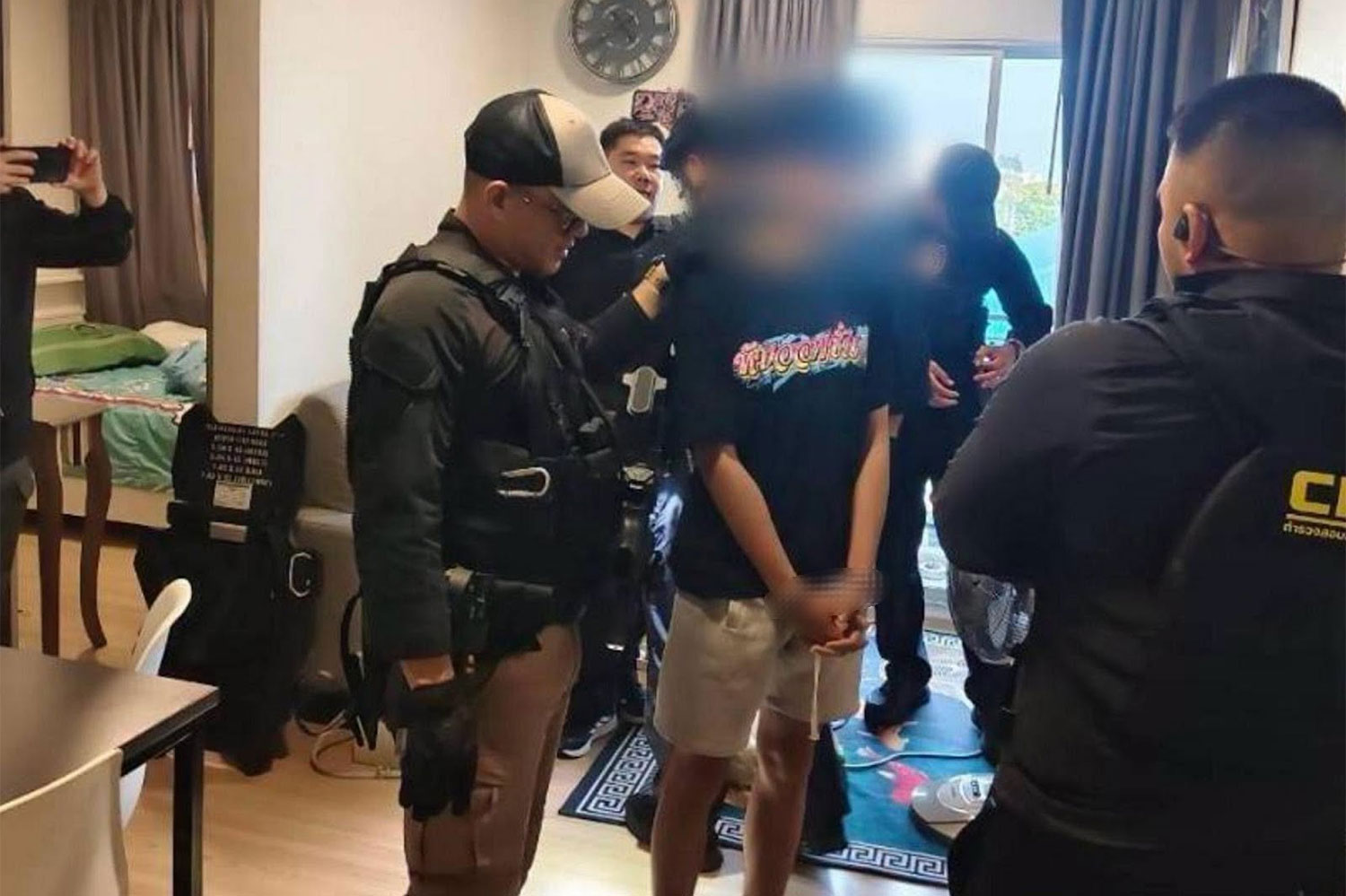ตำรวจจับกุมผู้ต้องสงสัยวัย 16 ปี ระหว่างบุกค้นห้องชุดในคอนโดมิเนียมย่านแจ้งวัฒนะ กรุงเทพฯ